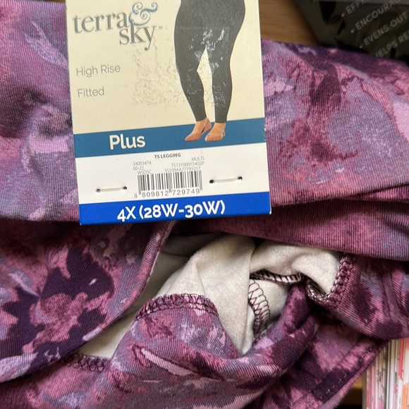 NWT - TERRA & SKY high rise fitted leggings. Size 4X (28W – 30 W). - Picture 7 of 7